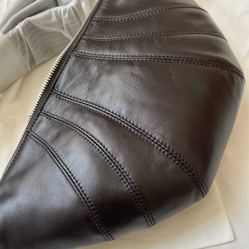 [True Sheepskin Correct LE Croissant] 2024 New Genuine Leather Messenger Bag Neutral Relaxation Horn Dark chocolate color