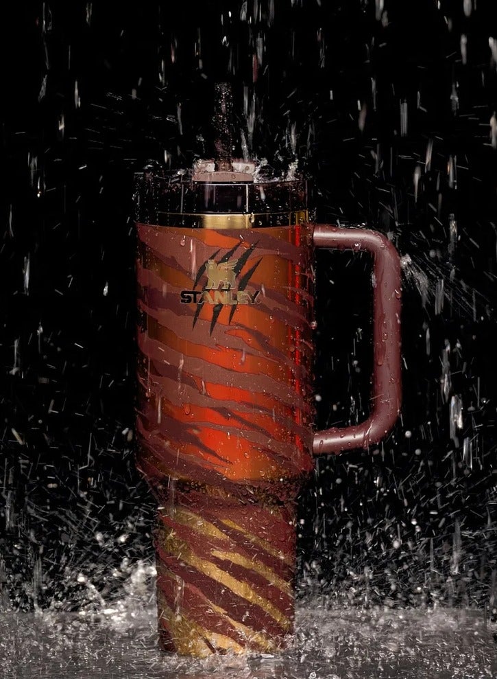 ستانلي يموج Tyla Tyger Quencher تحت نمط من اللون البني الغامق الغني. 40 أونصة  - Image 1
