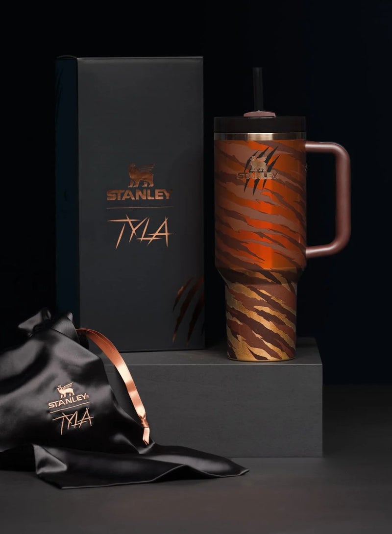 ستانلي يموج Tyla Tyger Quencher تحت نمط من اللون البني الغامق الغني. 40 أونصة  - Image 2