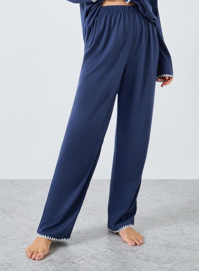 ستايلي طقم بيجاما من بنطال وبلوزة بتفاصيل مُطرّزة - Image 5