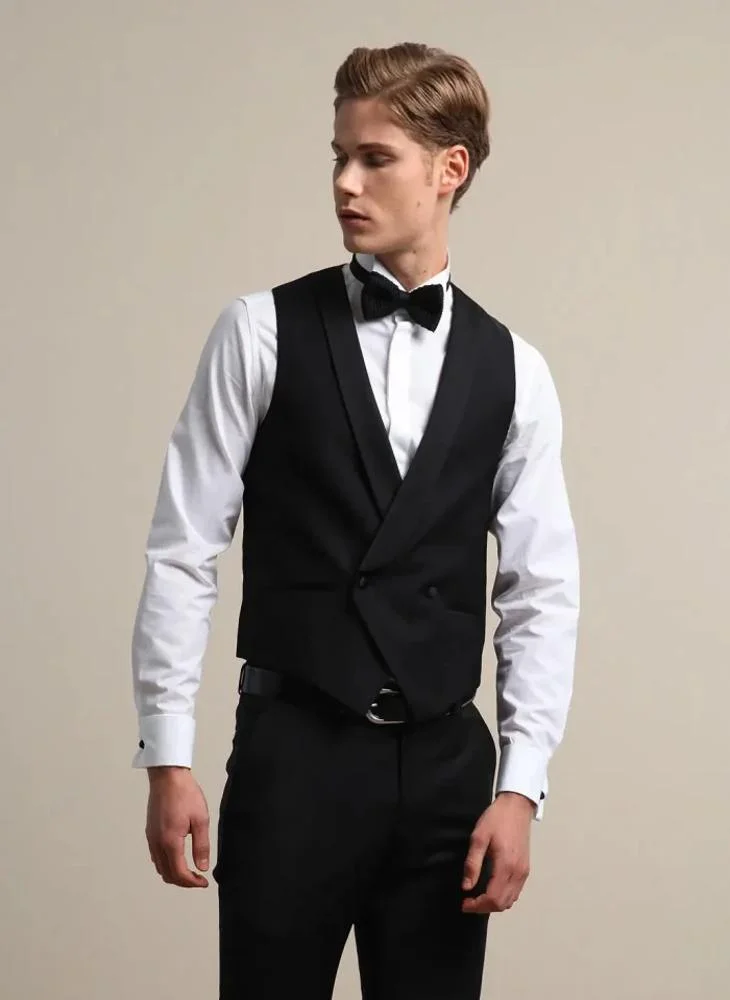 كيب صدرية كلاسيكية سوداء ملائمة للجسم وياقة شال