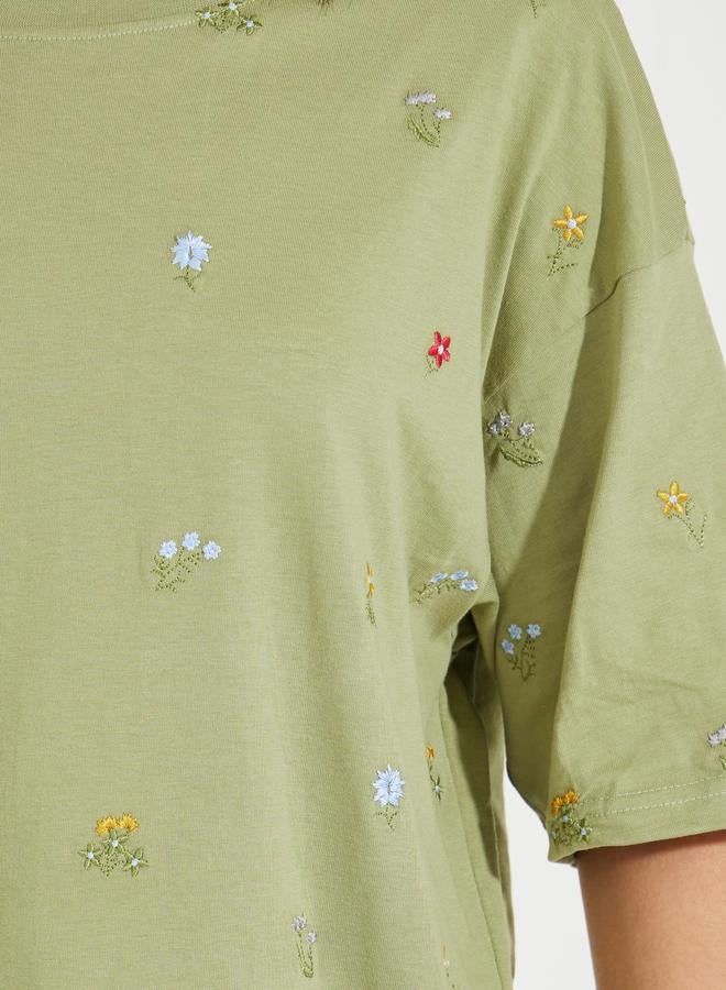 ستايلي تيشيرت فضفاض مُطرّز بزهور مع اكمام قصيرة - Image 3