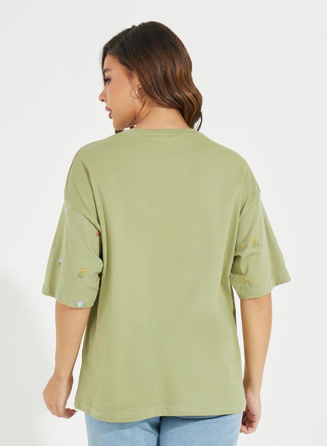 ستايلي تيشيرت فضفاض مُطرّز بزهور مع اكمام قصيرة - Image 4