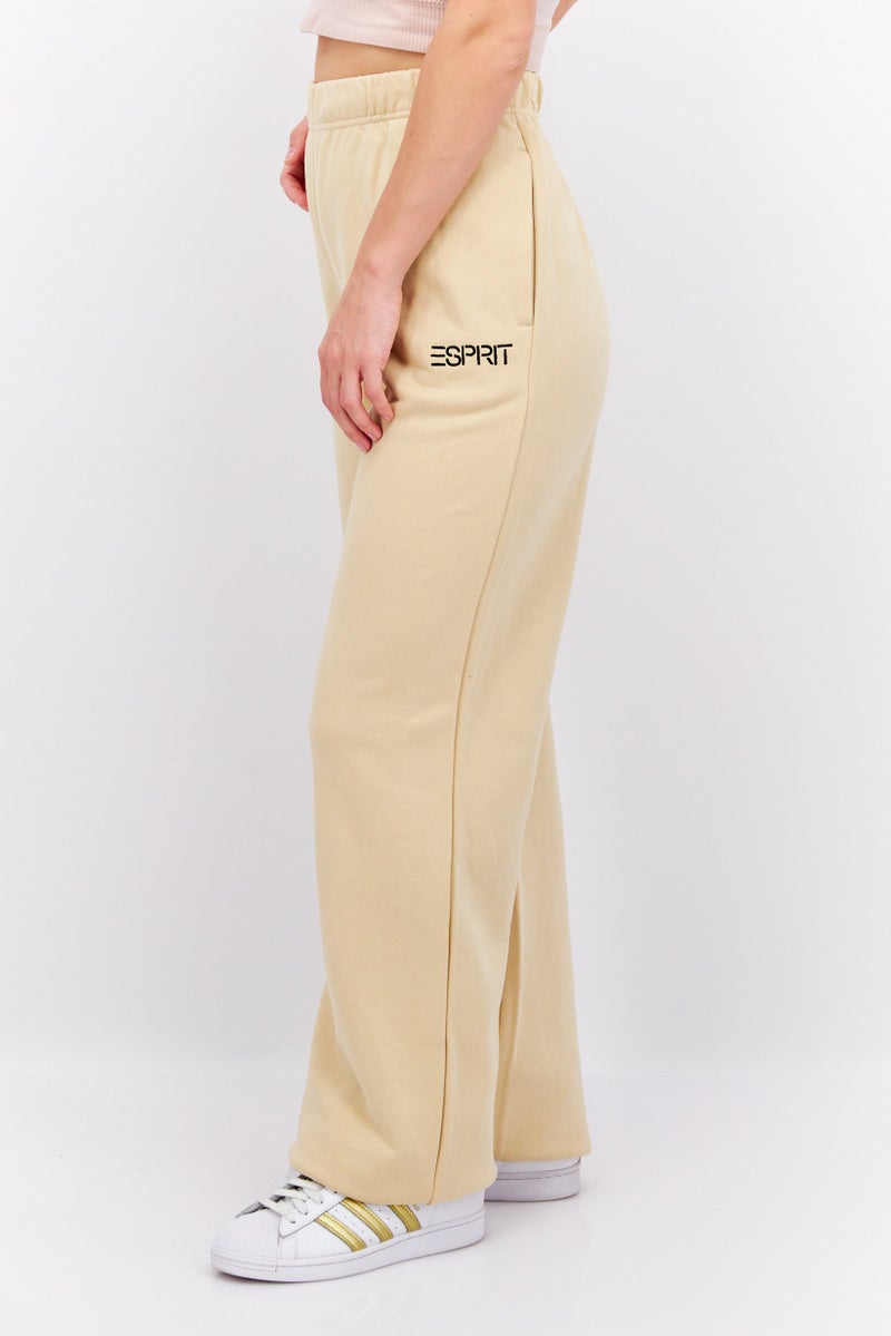 ESPRIT سروال رياضي مزين بشعار للنساء بتصميم عادي، بيج - Image 4