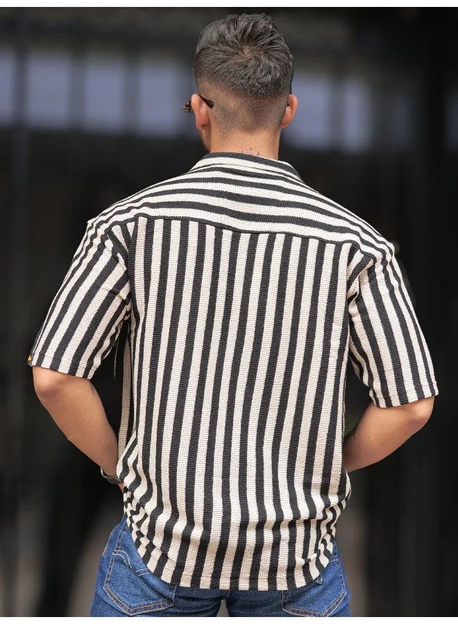 مانياك قميص رجالي بنقوش مخططة وياقة، أكمام 3/4، باللونين الأسود والفضي الرمادي، من نسيج الوافل المحبوك