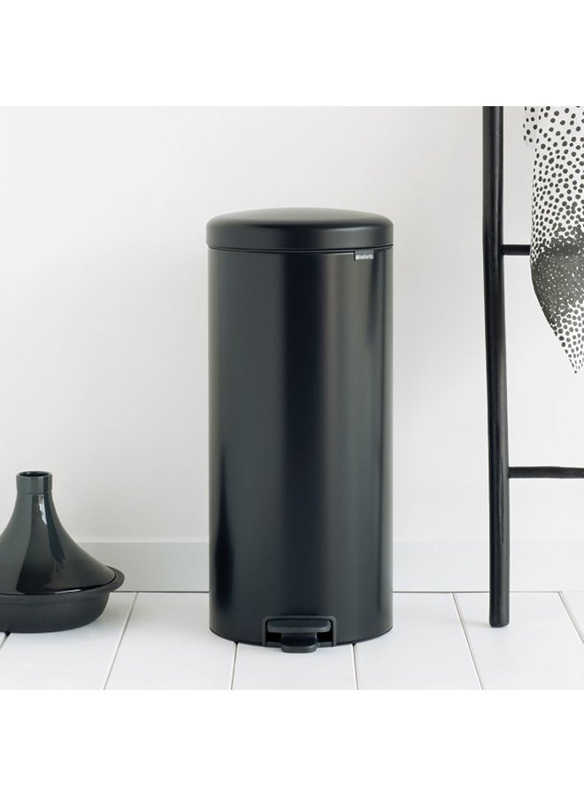 brabantia Newicon Odour-Proof Sturdy Non-Slip Pedal Bin with Plastic Inner Bucket Matt Black 30 L 114540  - Image 3