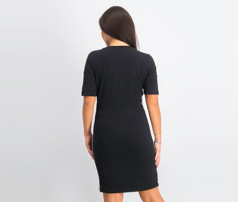 Adidas فستان تي شيرت قصير بأكمام قصيرة مزين بشعار للنساء، أسود - Image 3