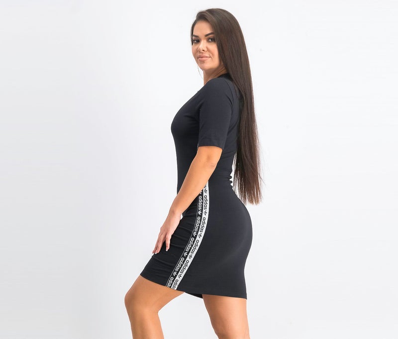 Adidas فستان تي شيرت قصير بأكمام قصيرة مزين بشعار للنساء، أسود - Image 4