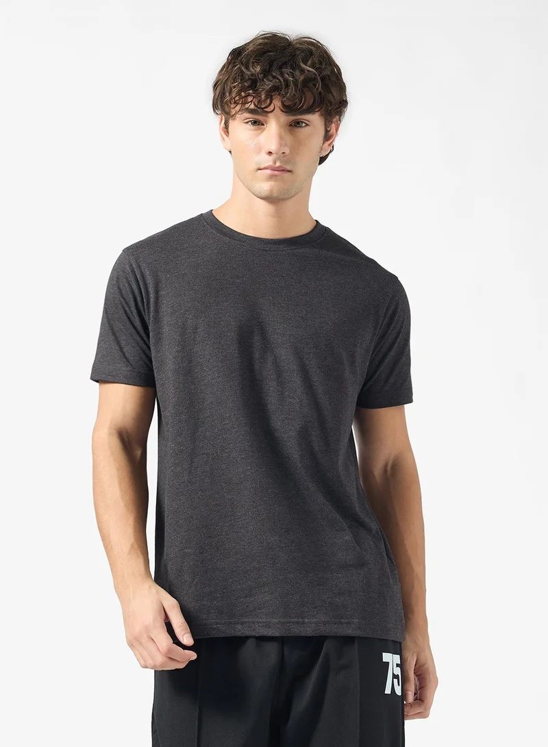 سفنتي فايف بيسيكس عبوة من  تيشيرتات بياقة دائرية