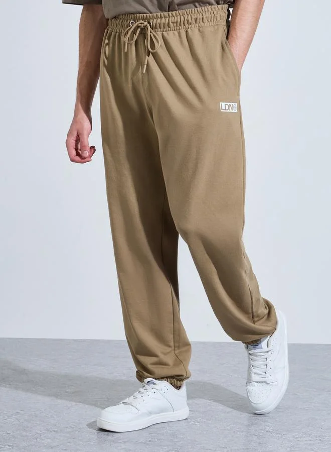ستايلي بنطال جوغرز مريح بطبعة جرافيك - كاكي