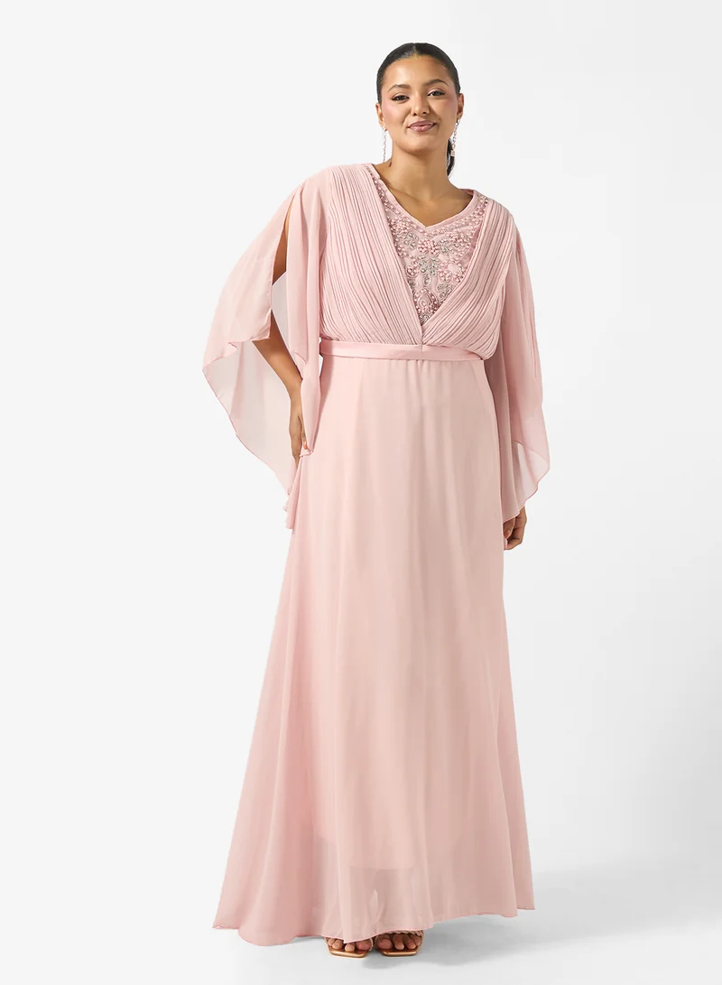 خزانة فستان مقاس كبير بأكمام واسعة وياقة مزينة