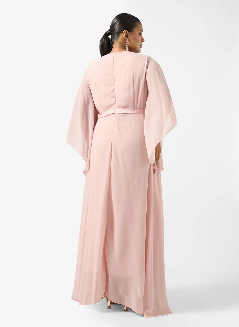 خزانة فستان مقاس كبير بأكمام واسعة وياقة مزينة