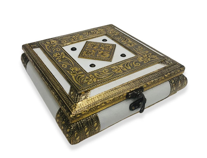 ROXA صندوق فواكه جافة فارغ مزخرف / صندوق فواكه جافة خشبي / صندوق حلويات / صندوق فواكه جافة مؤكسد / صندوق هدايا / صندوق مخوش / صندوق سوباري (صندوق 4 أقسام) (راجوادي أبيض) - Image 1