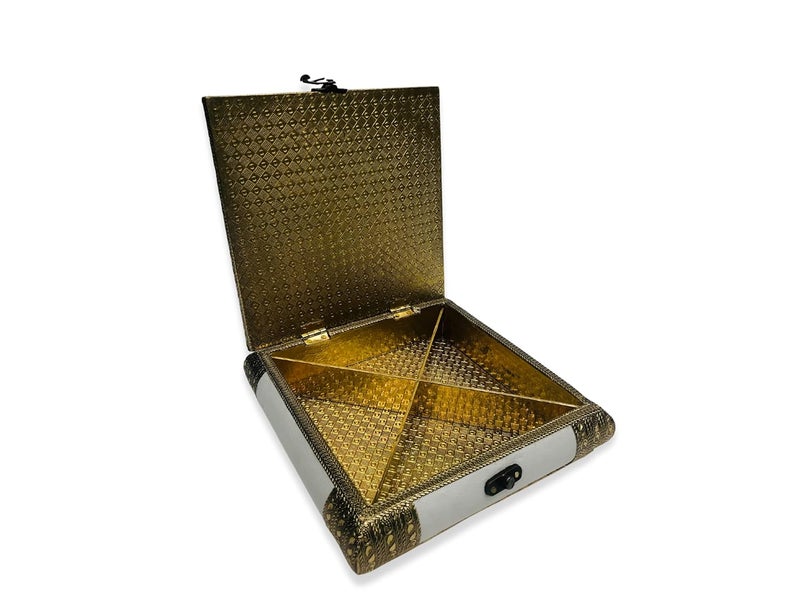 ROXA صندوق فواكه جافة فارغ مزخرف / صندوق فواكه جافة خشبي / صندوق حلويات / صندوق فواكه جافة مؤكسد / صندوق هدايا / صندوق مخوش / صندوق سوباري (صندوق 4 أقسام) (راجوادي أبيض) - Image 2