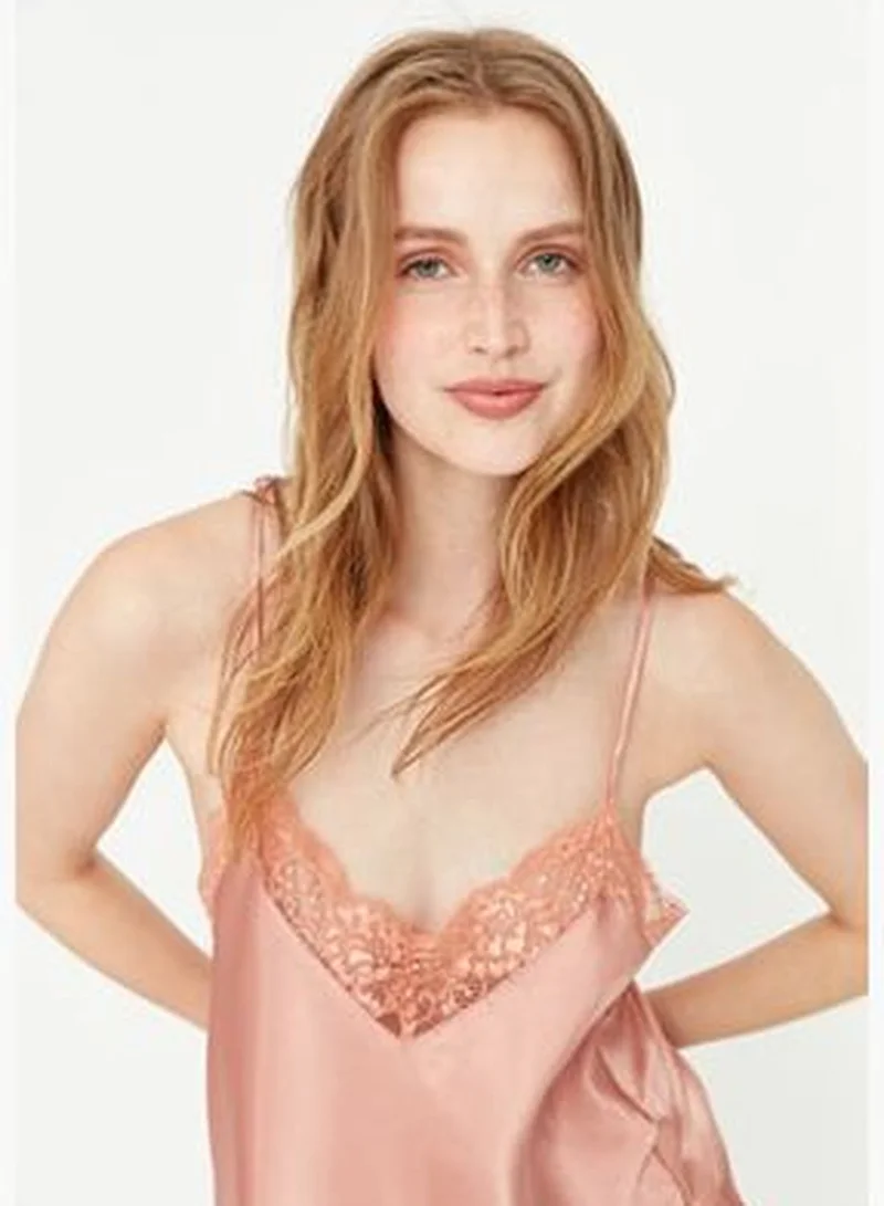 ترينديول طقم من الساتان السلمون المنسوج مع بيجاما بتفاصيل دانتيل THMSS22PT0269