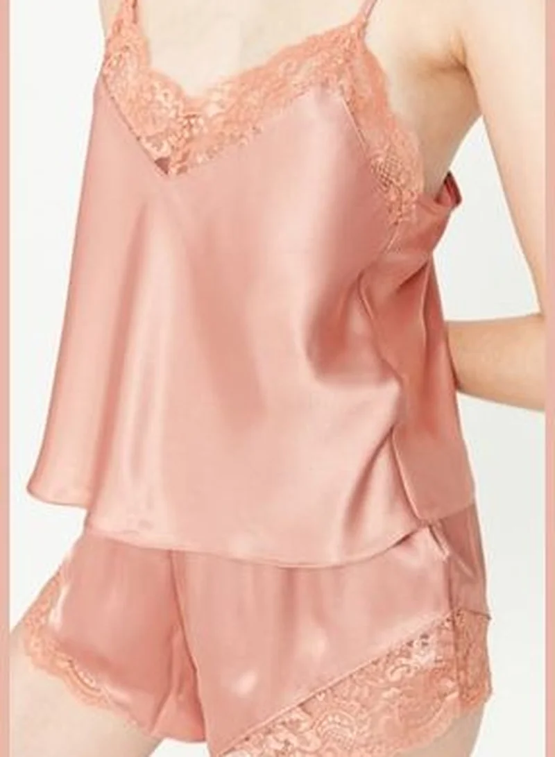 ترينديول طقم من الساتان السلمون المنسوج مع بيجاما بتفاصيل دانتيل THMSS22PT0269
