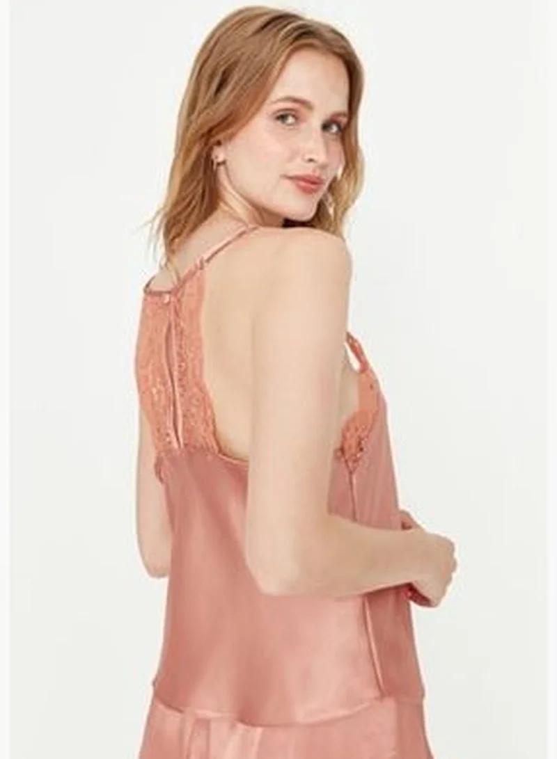 ترينديول طقم من الساتان السلمون المنسوج مع بيجاما بتفاصيل دانتيل THMSS22PT0269