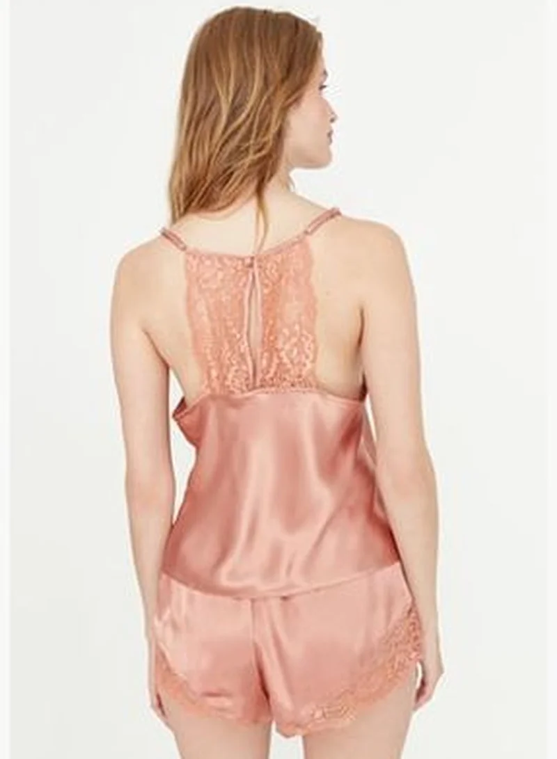 ترينديول طقم من الساتان السلمون المنسوج مع بيجاما بتفاصيل دانتيل THMSS22PT0269