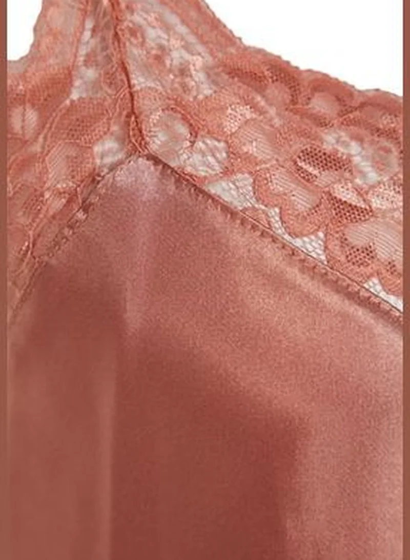 ترينديول طقم من الساتان السلمون المنسوج مع بيجاما بتفاصيل دانتيل THMSS22PT0269