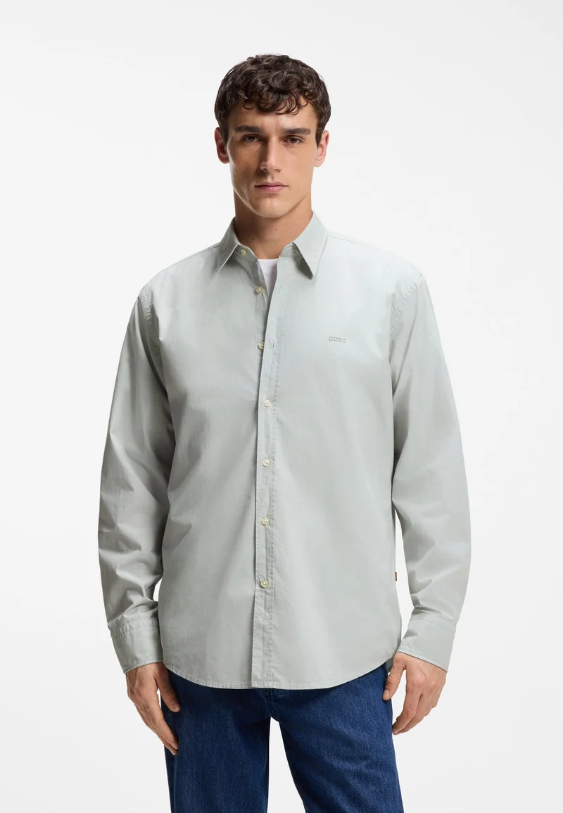 بوس قميص بقصة عادية من قطن البوبلين