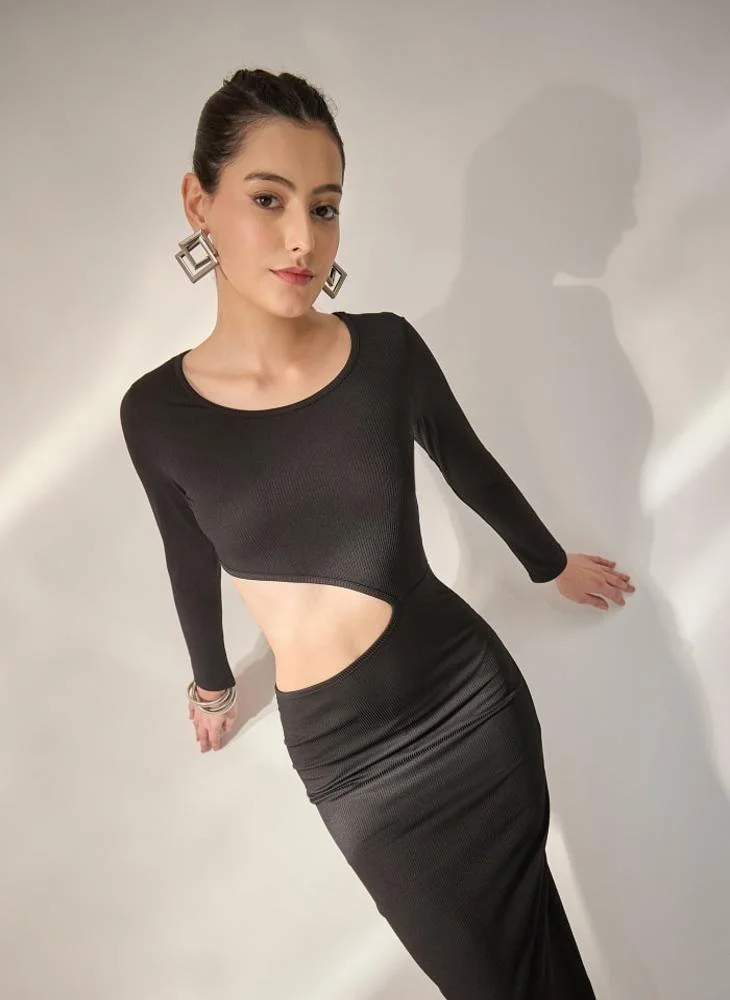 بانيت فستان ماكسي مضلّع لتقسيم الجسم (Bodycon) بتصميم فتحات (Cut-out) - أسود