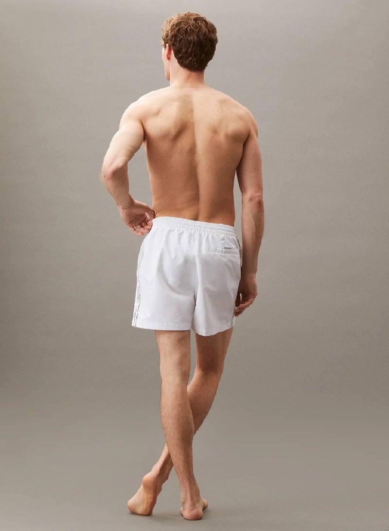 كالفن كلاين شورت سباحة برباط متوسط الطول - بشريط مزين بشعار كلفن كلاين - Image 2