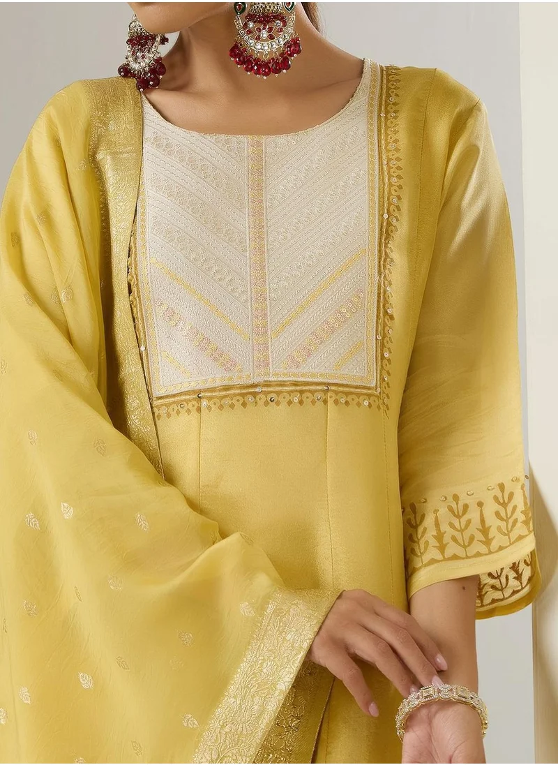 آي شين Regular Fit Three-Quarter Sleeve Printed Yellow Sequin Woven Kurta Set For Women Flat Collar Perfect For Wedding And Engagement Pull On Closure