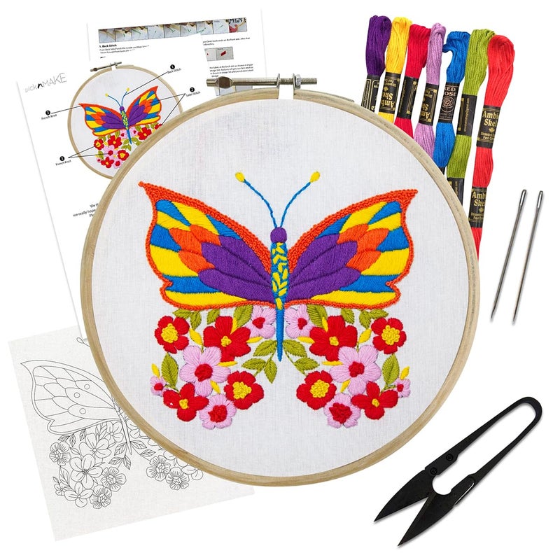 picknMAKE طقم تطريز كروس ستش للمبتدئين والبالغين، يتضمن فراشة بأجنحة زهور ملونة، قماش مطبوع، أوراق تعليمات، خيوط وإبر، جميع المواد مشمولة، متعدد الألوان - Image 1