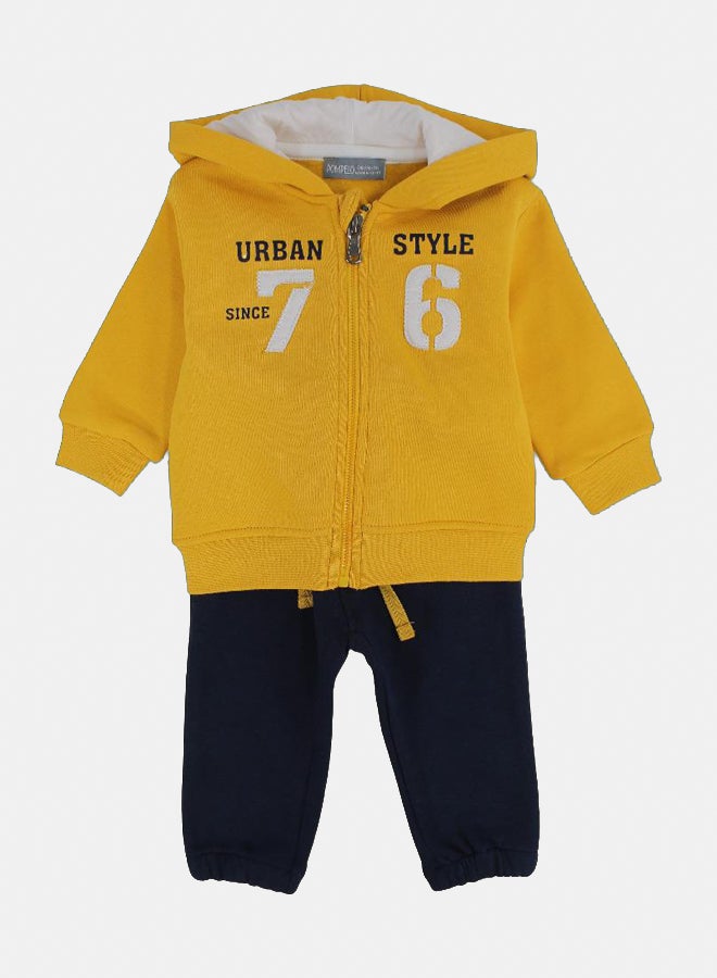 بمبيلو طقم قطعتين قطني للاولاد الصغار الصغار – أصفر/كحلي مع تصميم "ستايل حضري" - Image 1