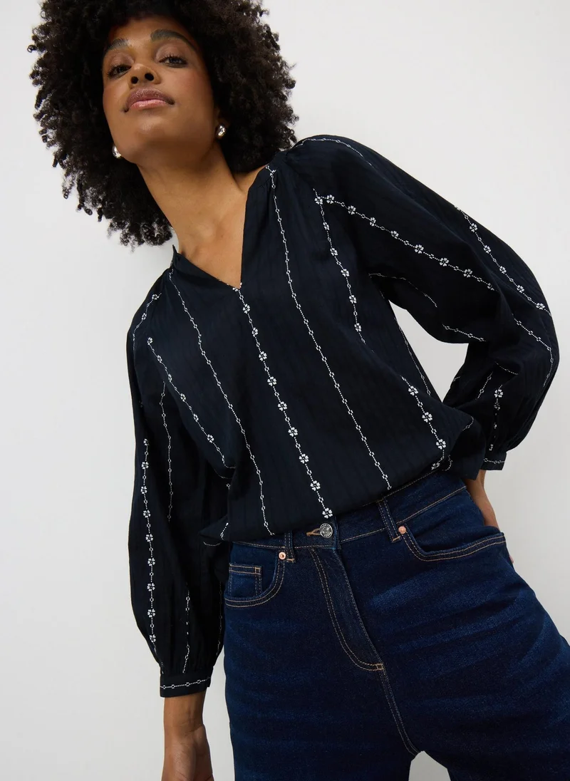 ماتلان بلوزة سوداء بنقش دوامة