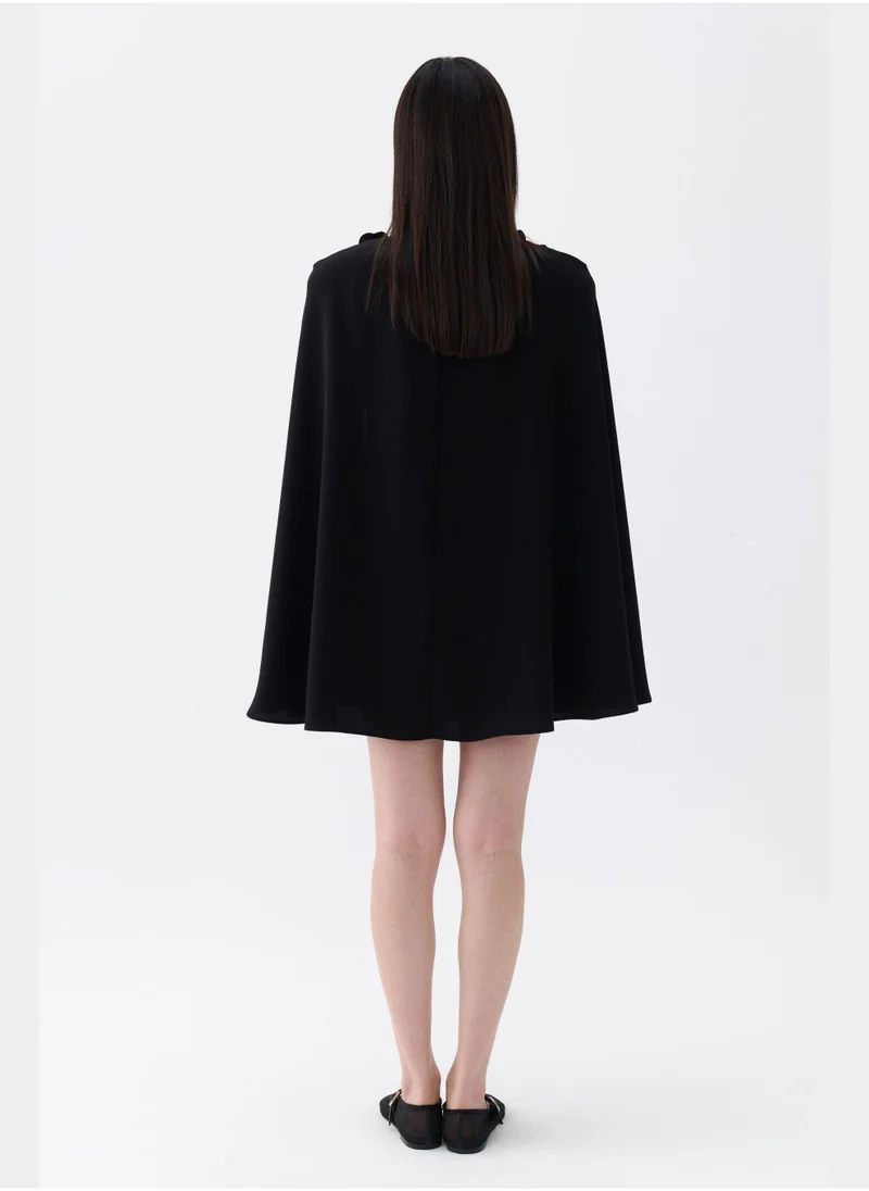 نوكتورن Cape Sleeve Mini Dress