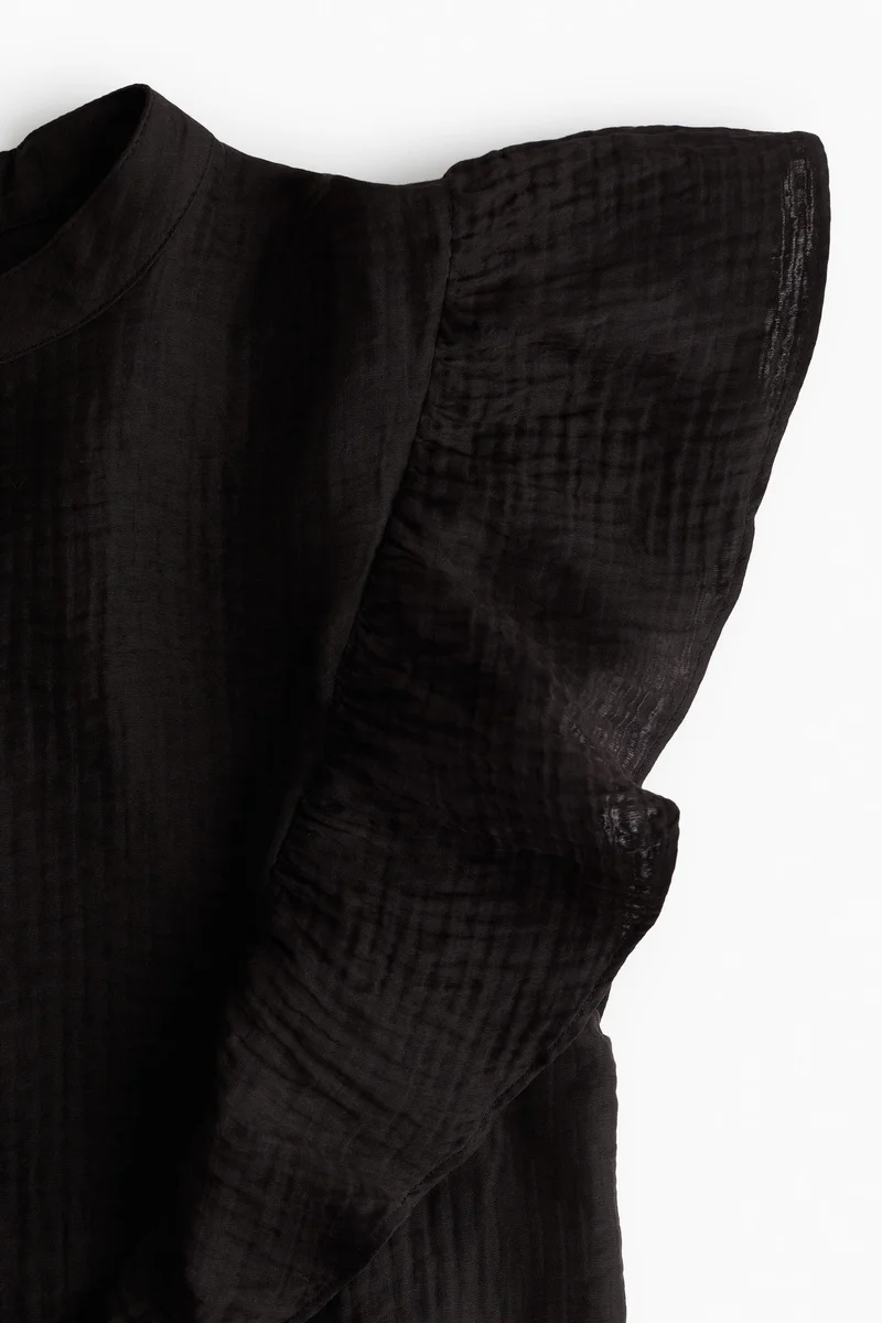 اتش اند ام بلوزة مزينة بحواف مكشكشة