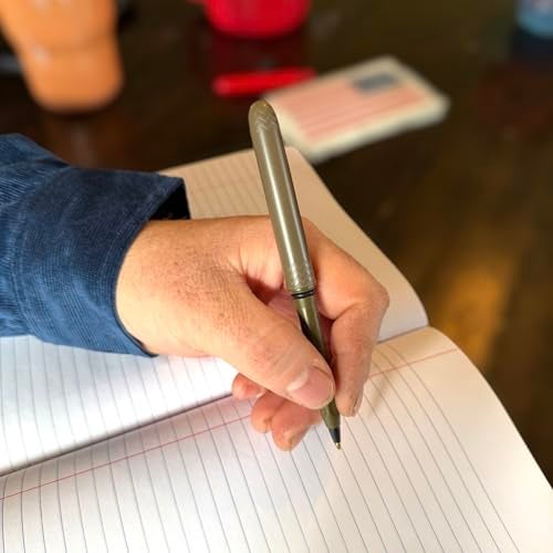 Pokka قلم جيب مصنوع في الولايات المتحدة الأمريكية - 8 عبوات - مدمج، ميسور التكلفة، خفيف الوزن، قلم حبر جاف أسود للاستخدام اليومي - مقاوم للماء ويطفو - يحمل صغير، يكتب كبير (أرض داكنة مسطحة) - Image 3