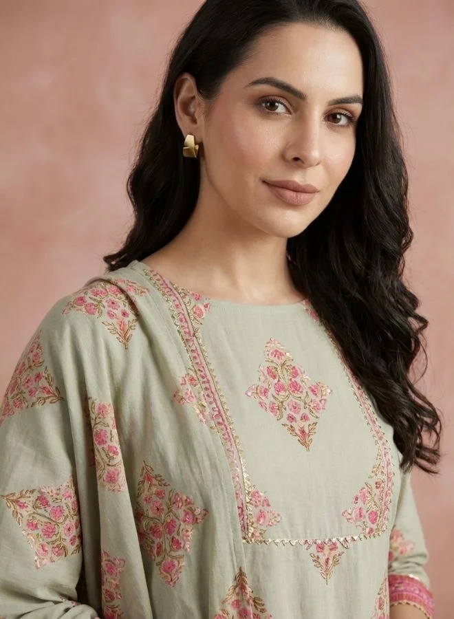 يوريس يوريس طقم كورتا نسائي مطبوع باللون الأخضر والوردي مع بنطلون بالازو ودوباتا