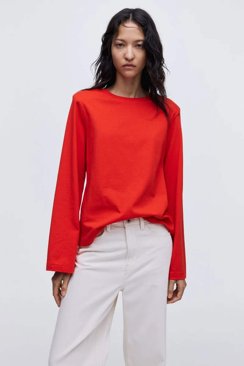 اتش اند ام بلوزة بأكتاف مبطنة