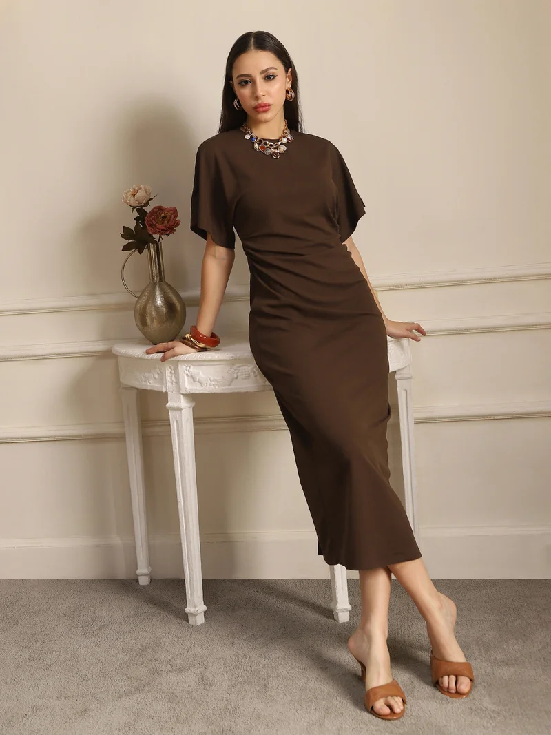 جلو باص فستان ميدي ضيق نسائي بياقة مستديرة وأكمام ممتدة وكسرات من جلوبس بني