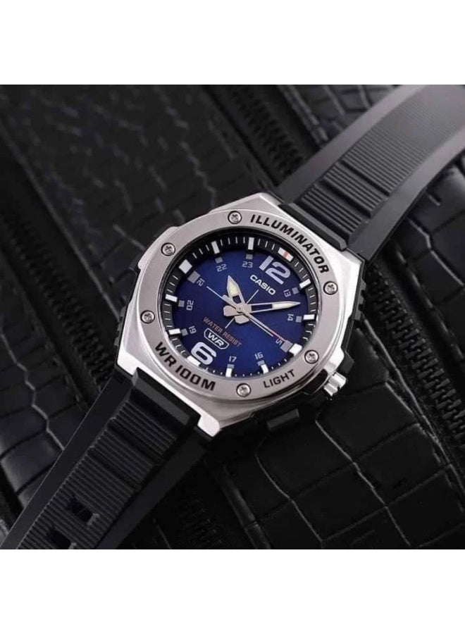 كاسيو ساعة كاسيو للرجال MWA-100H-2AVDF – قرص أزرق مع سوار ريزن أسود بتصميم رياضي ومتین - Image 3