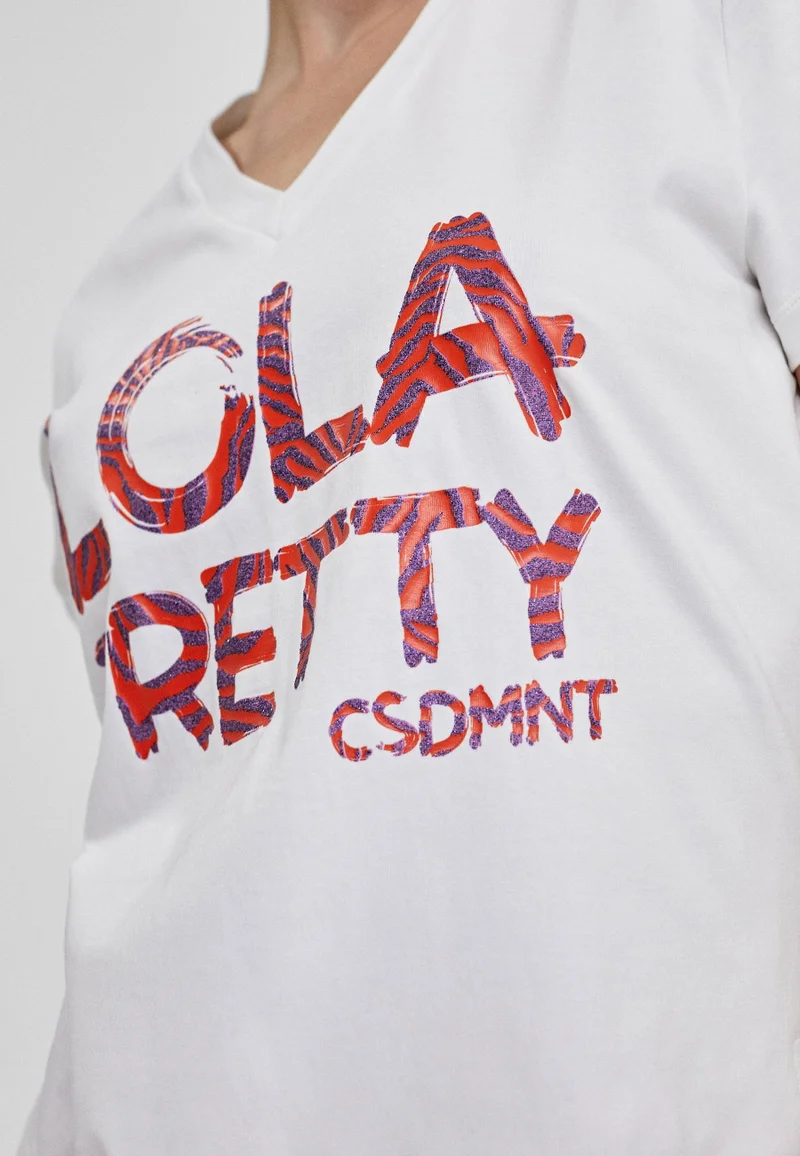 Lola Casademunt T-shirt with Lola positioning