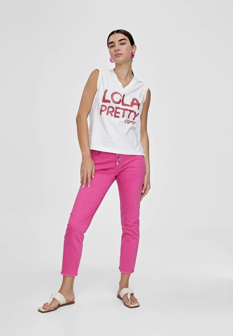 Lola Casademunt T-shirt with Lola positioning