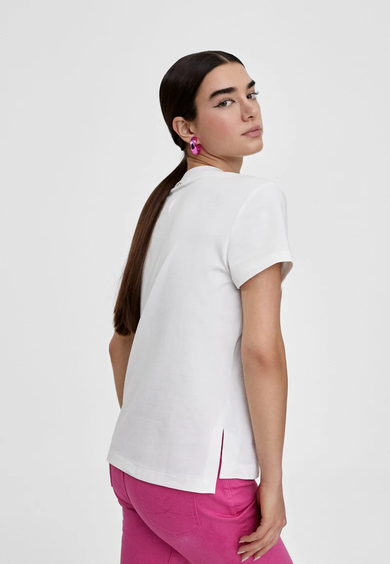 Lola Casademunt T-shirt with Lola positioning