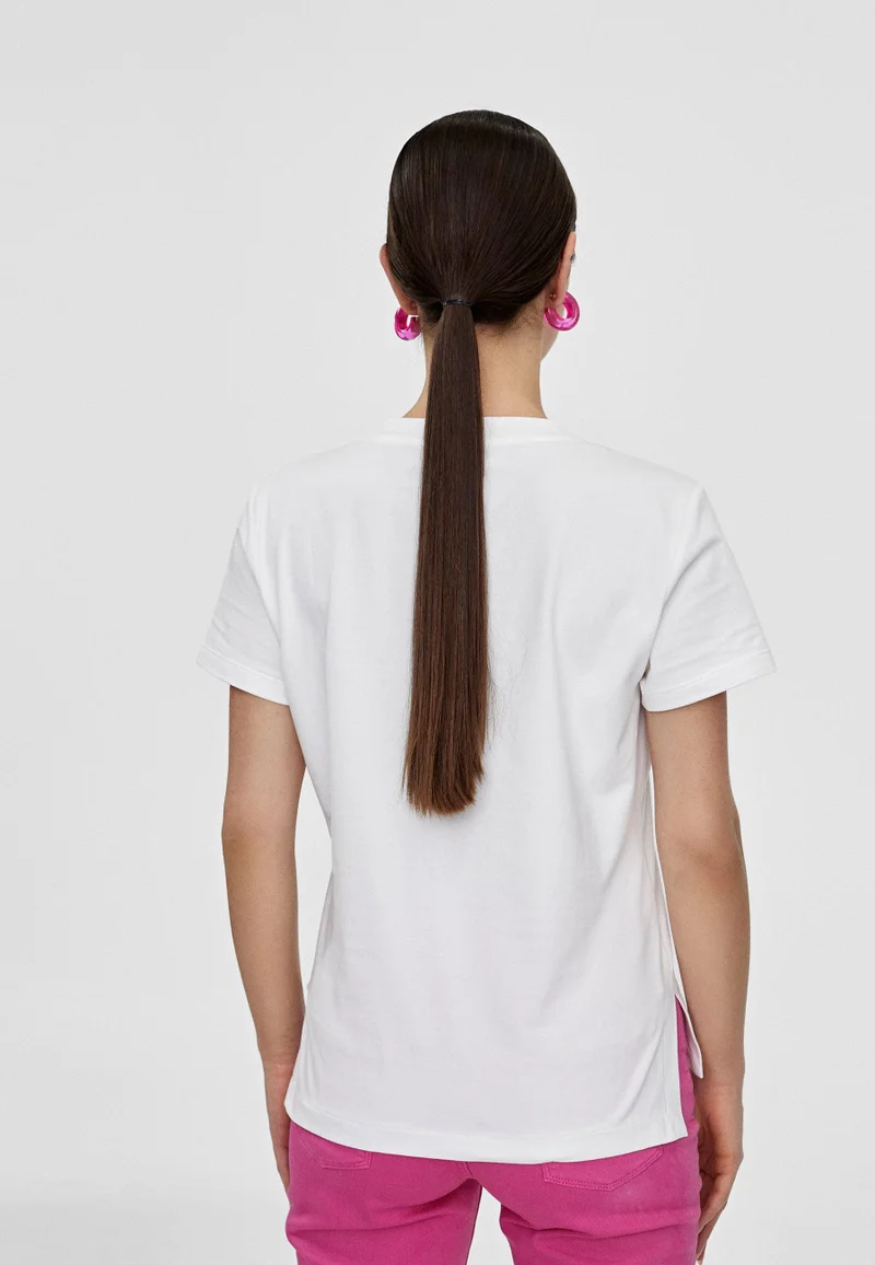 Lola Casademunt T-shirt with Lola positioning