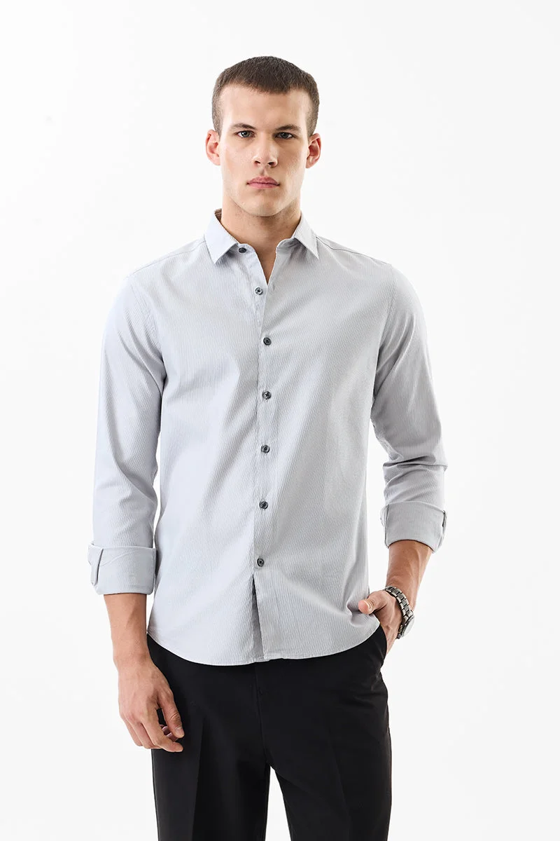 سنيتش قميص قطني رمادي فاتح بقصة ضيقة ونقش بارز