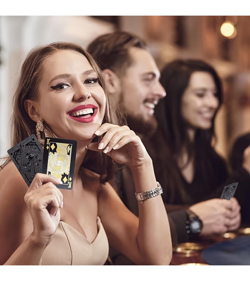 أوراق بوكر ريد روز 54 ورقة عالية التحمل، بألوان الأسود والذهبي والقلوب، مرنة ومصنوعة من البلاستيك، مع علب هدايا، مناسبة للعطلات. - Image 4