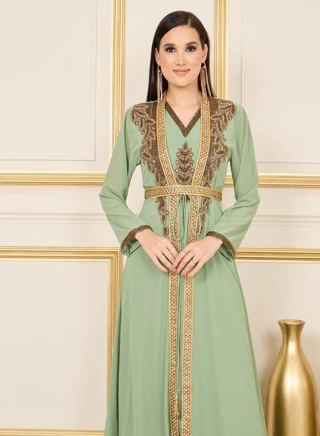 مكسيم كريشن كفتان بحزام وتفاصيل خرز يدوية من Styli