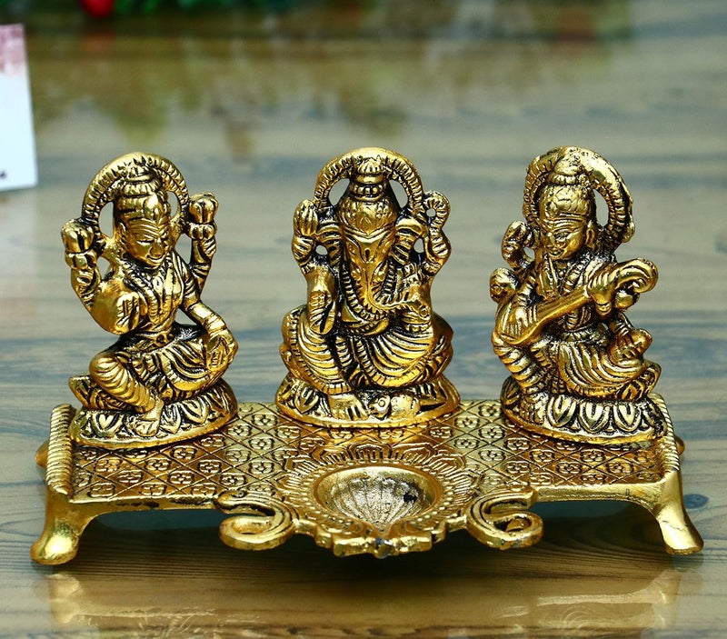 CHHARIYA CRAFTS تحف شارية لكسمي غانيش سارسواتي مع دييا زينة 19 سم معدن ذهبي - Image 1