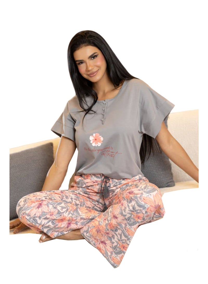 بيجامة صيفي نص كم تيشيرت بتصميم شعار بأزرار و بنطلون بتصميم زهور بجيوب خامة قطن للنساء - Image 3