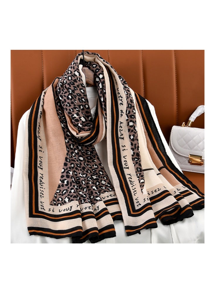 زيمي وشاح حريري بطبعة جلد الفهد عصري للنساء، يجمع بين عناصر طباعة جلد الفهد والحروف، ألوان ناعمة، ملمس ناعم، تصميم كبير الحجم 180*80 سم، يمكن استخدامه كوشاح أو شال، يعزز الشعور بالموضة عند ارتدائه - Image 3