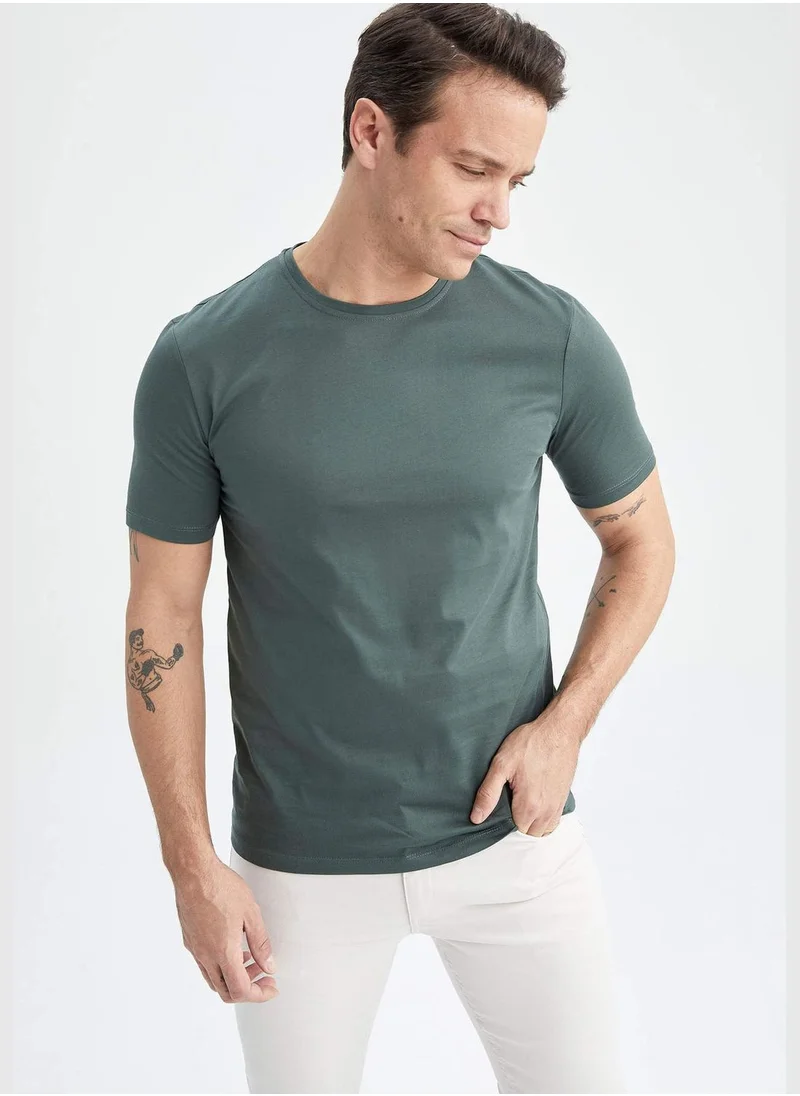ديفاكتو Short-Sleeved Regular Fit Crew Neck T-Shirt