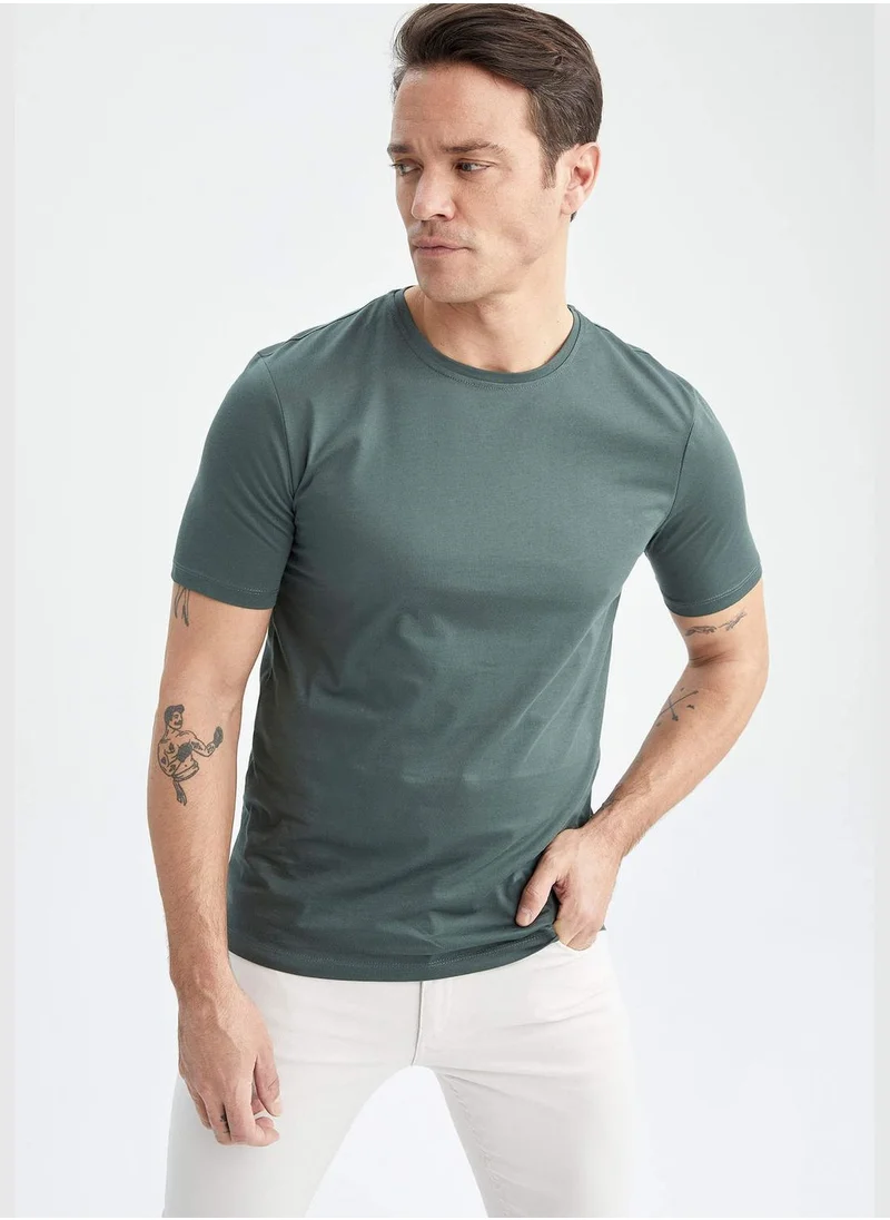 ديفاكتو Short-Sleeved Regular Fit Crew Neck T-Shirt