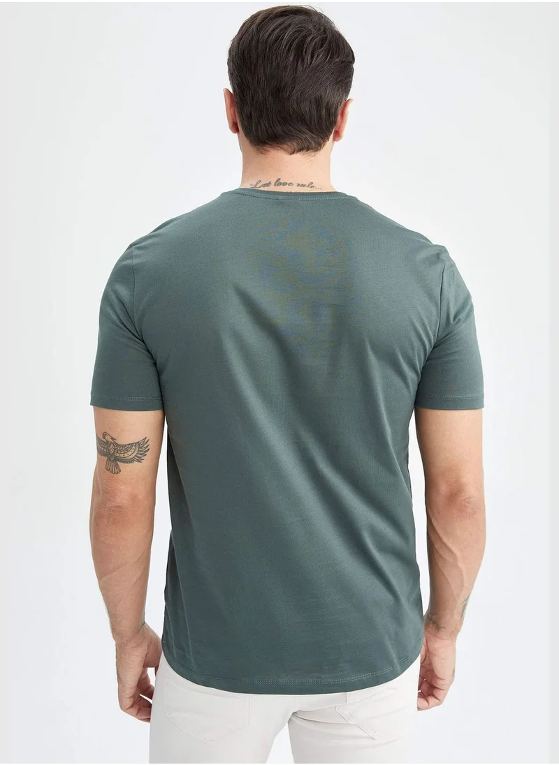 ديفاكتو Short-Sleeved Regular Fit Crew Neck T-Shirt